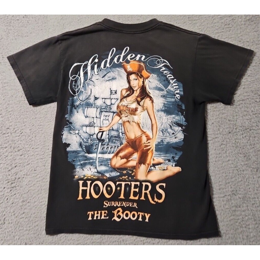 Hooters‎ Spring Hill T Shirt Men's Size Medium Sun Faded Surrender the Booty